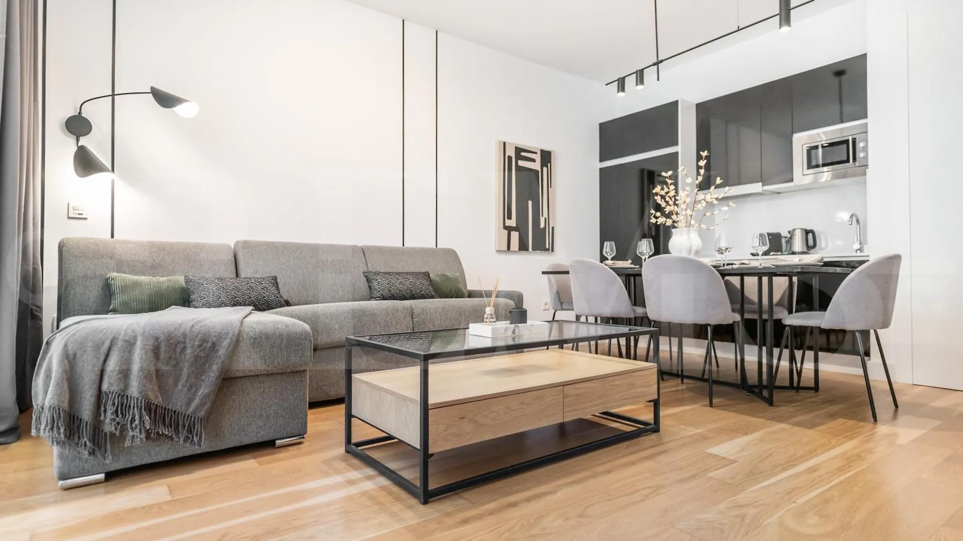 Central Apartment With Picasso Vibes By Rems contacts